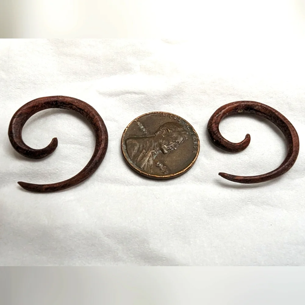 8g 1 pair of red colored spiral tapers wood material 8(g) gauge. Hand carved